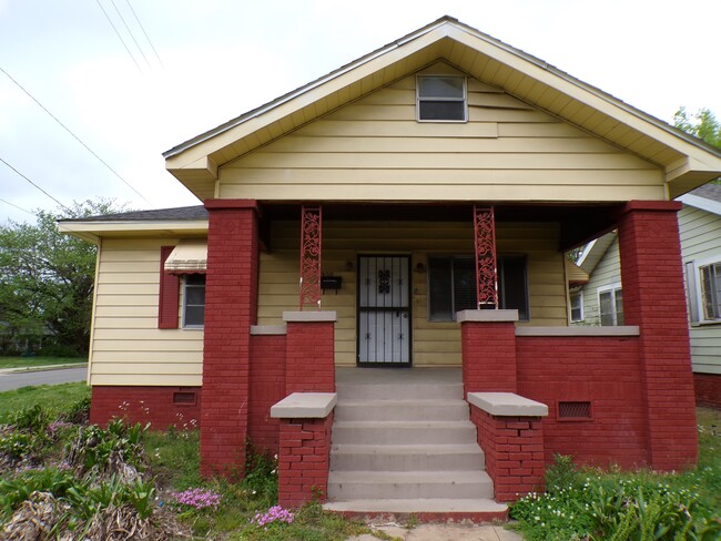 Building Photo - 900 Center St