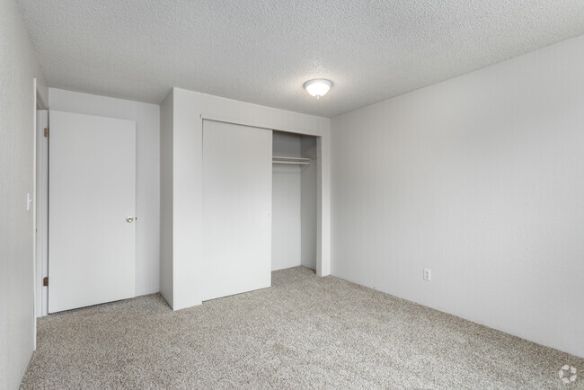 2BR, 1BA - 860SF
