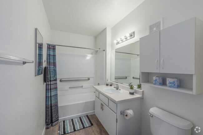 2BR, 1BA - 720SF - Bathroom