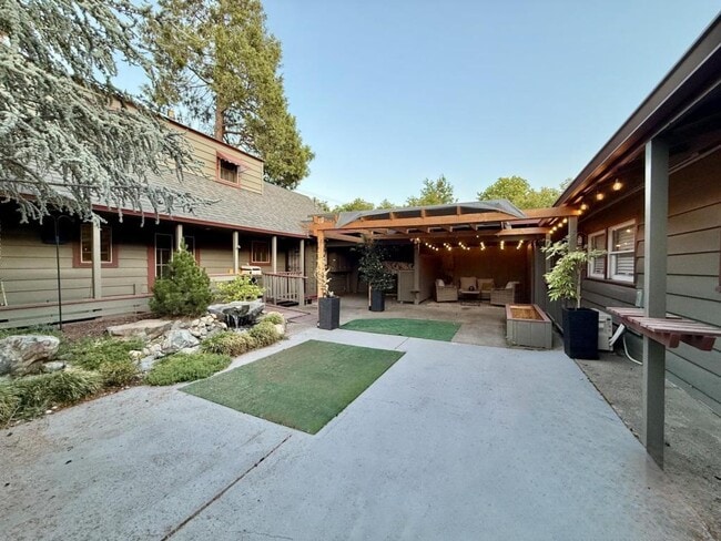 Photo - 882 NE 7th St