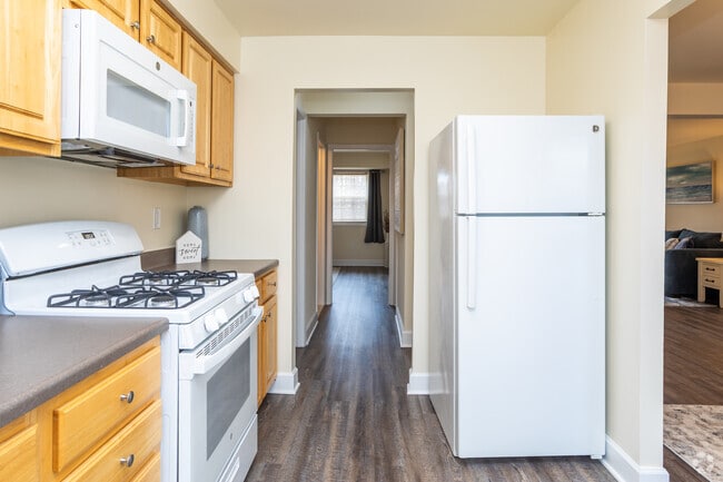 2BR, 1.5BA - 806SF - Kitchen