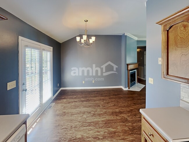 Photo - 104 Cascade Ln