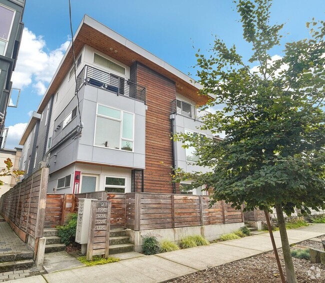 Building Photo - Capitol Hill Townhome