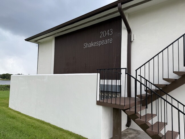 Lateral del edificio con logotipo - 2043 Shakespeare St