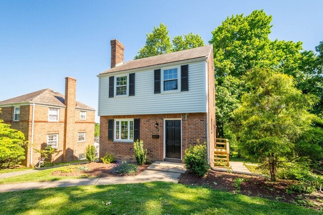 Building Photo - AVAILABLE JULY 1ST!! Don't miss this STUNNING 3 bedroom!