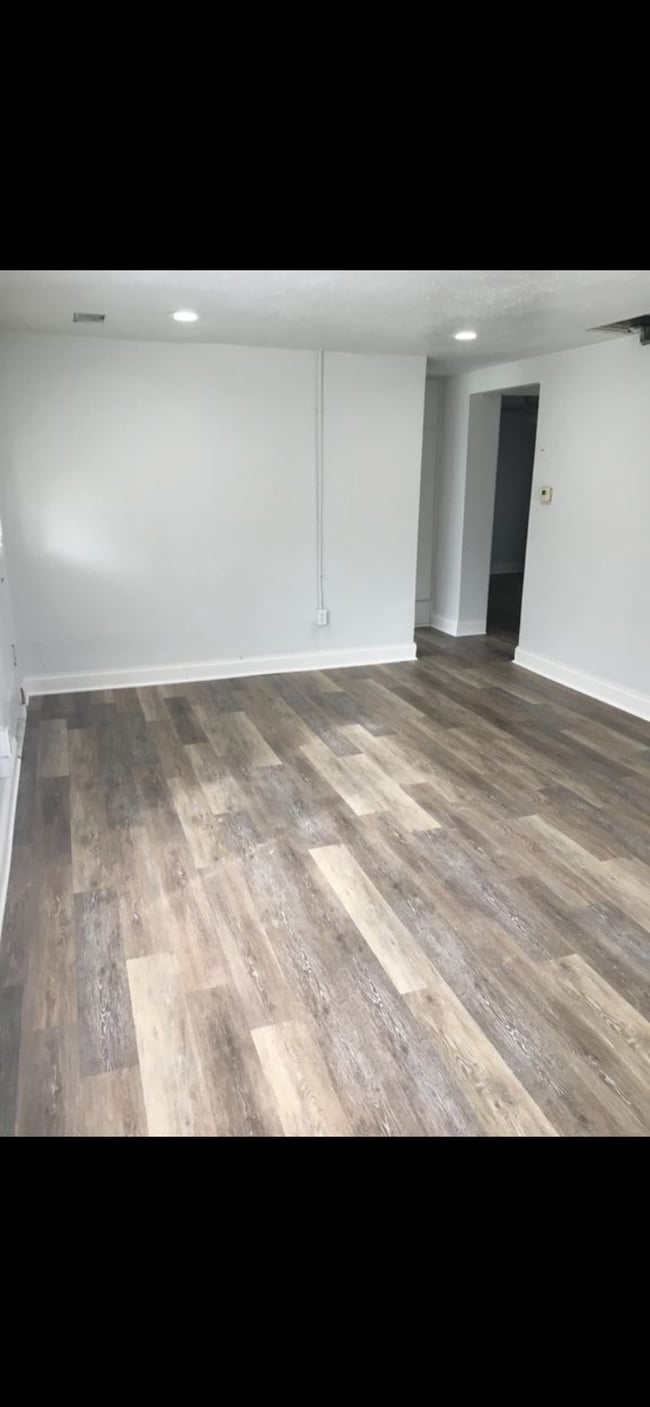 Den - 707 S Lexington St