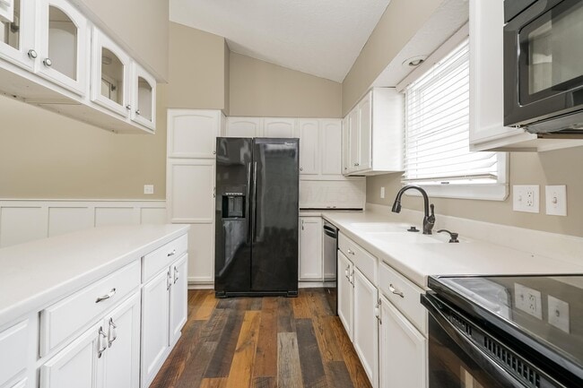 Photo - 305 Station St E