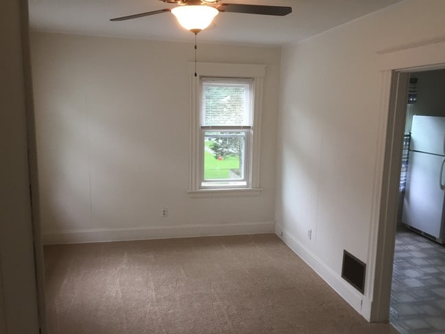 living room - 3323 Emerson Ave Unit B