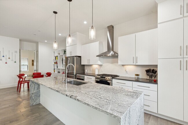 Photo - 422 W 9th St Unit 106