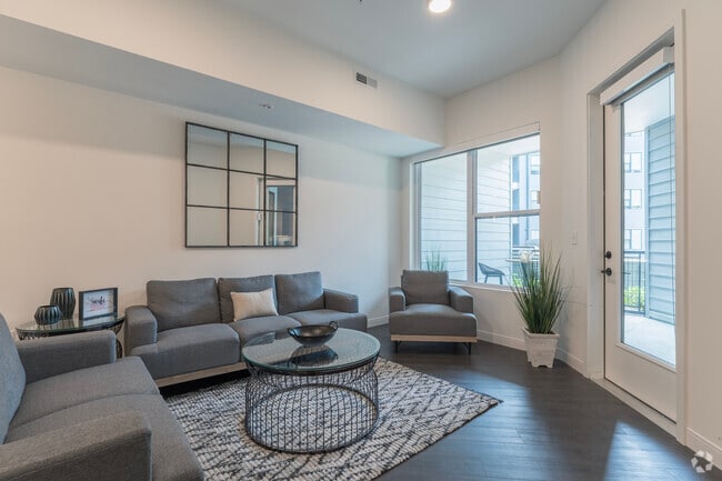 1BR, 1BA - 763SF