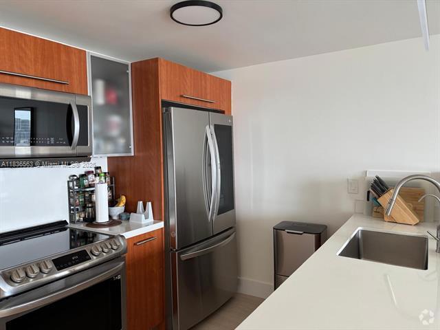 Building Photo - 185 SW 7th St Unit 3403 Rental