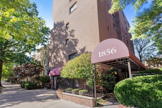 Building Photo - 1856 Beacon St Unit 6A Rental