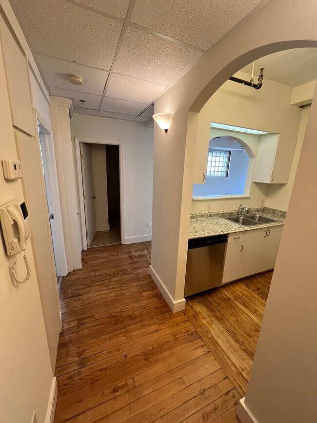 Photo - 111 W Main St Unidad 301