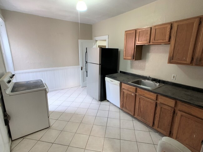 Building Photo - 154 Thorndike St Unit 3