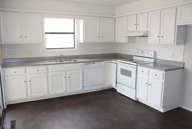 Photo - Spacious 3 bedroom duplex close to McConne... House