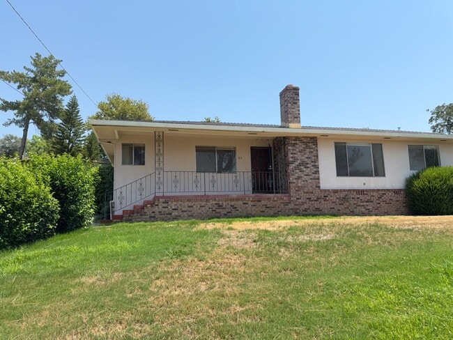 Charming 3-bedroom, 2-bathroom home is nes... - Charming 3-bedroom, 2-bathroom home is nes...