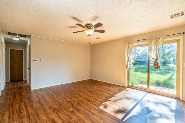 Photo - Stunning 3 Bed 1 Bath in amazing area