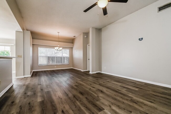 Photo - 552 Beth Ann St