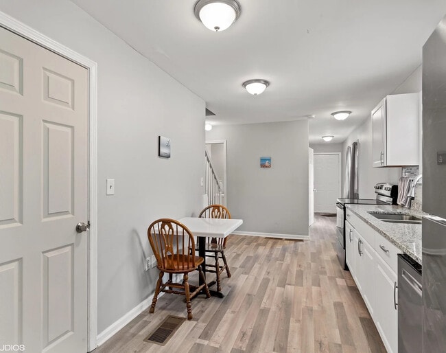 Building Photo - Room in Duplex on Jones Ave NW Rental