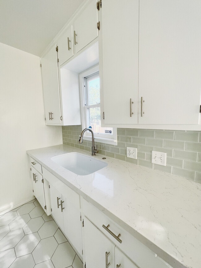 Kitchen - 2500 Drake St Apartment