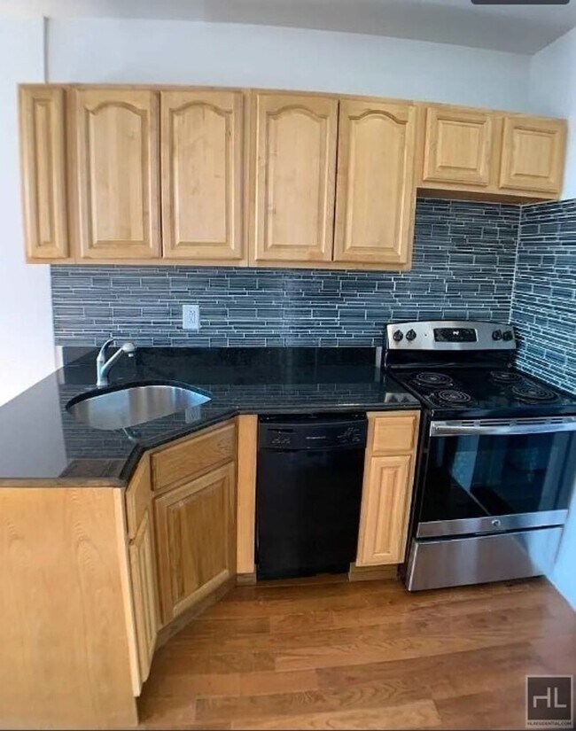 Building Photo - 479 Warren St Unit 4B