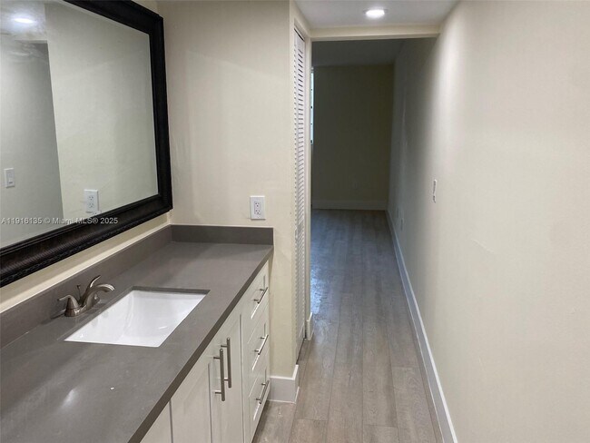 Photo - 10985 SW 107th St Unidad 212