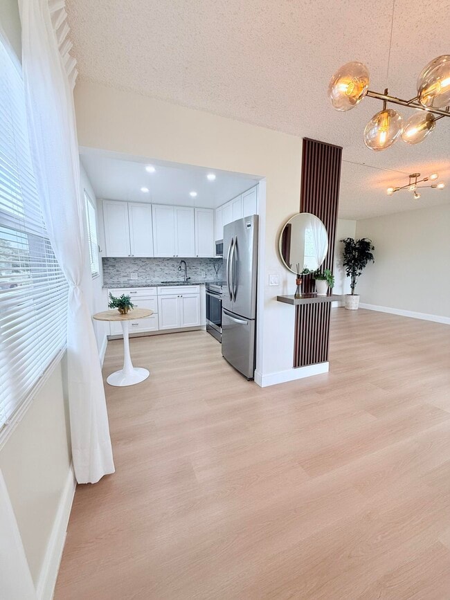Building Photo - 402 Brighton J Unit J