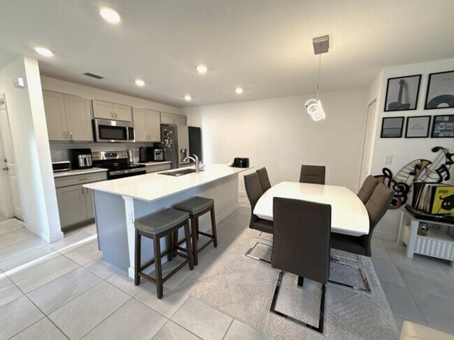 Photo - 1880 Grantham Ct