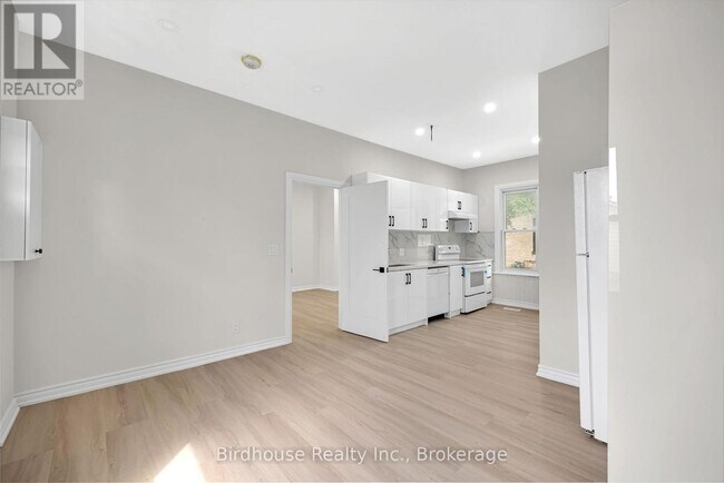 Photo - 108 Lindsay St S
