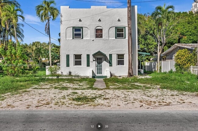 Building Photo - 709 SW 4th Ct Unit 2