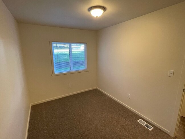 Building Photo - Lovely 3 Bedroom Home out of Town!