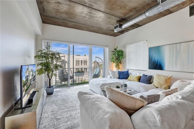 Building Photo - 110 SE 2nd St Unit 402