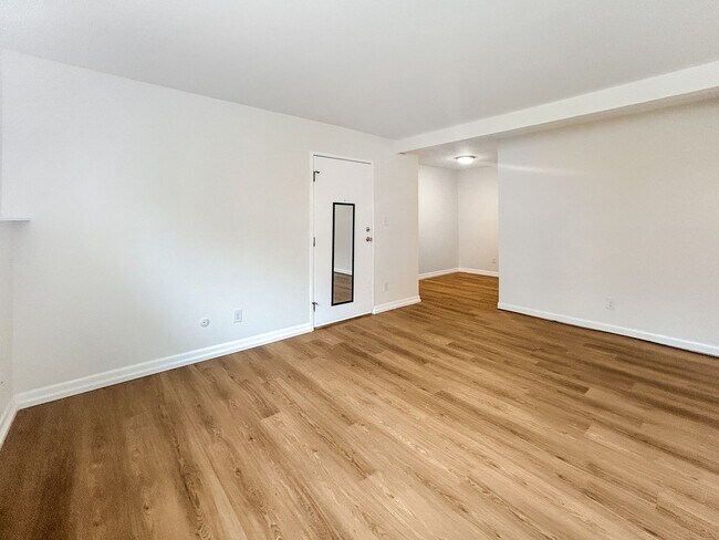 Photo - $0 DEPOSIT OPTION!!! CHARMING GARDEN-LEVEL... Unidad 7 Rental