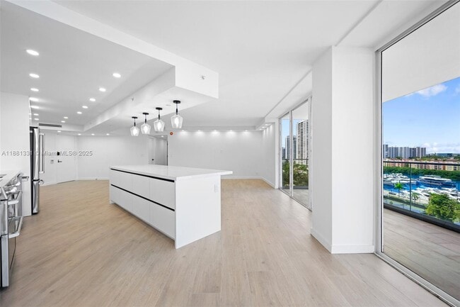 Photo - 19707 Turnberry Way Unidad 11B