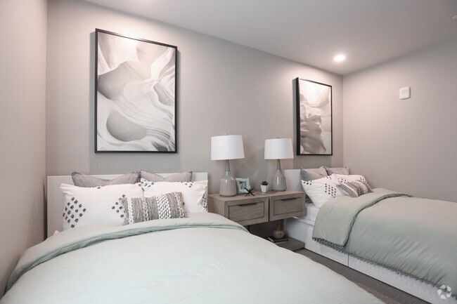 2BR, 2BA-925 SF