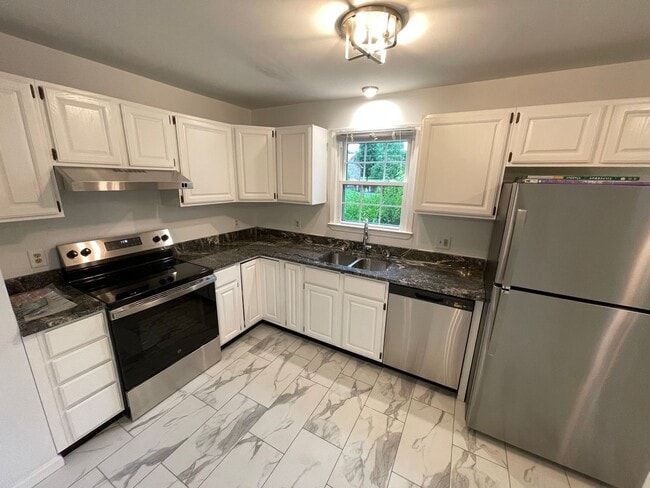 Photo - Beautiful Home Large Garage Highly Desired For Rent