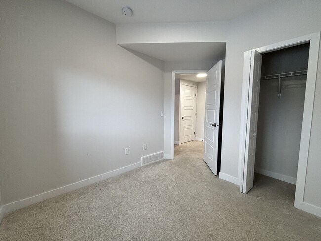 Photo - 380 Lawthorn Wy SE