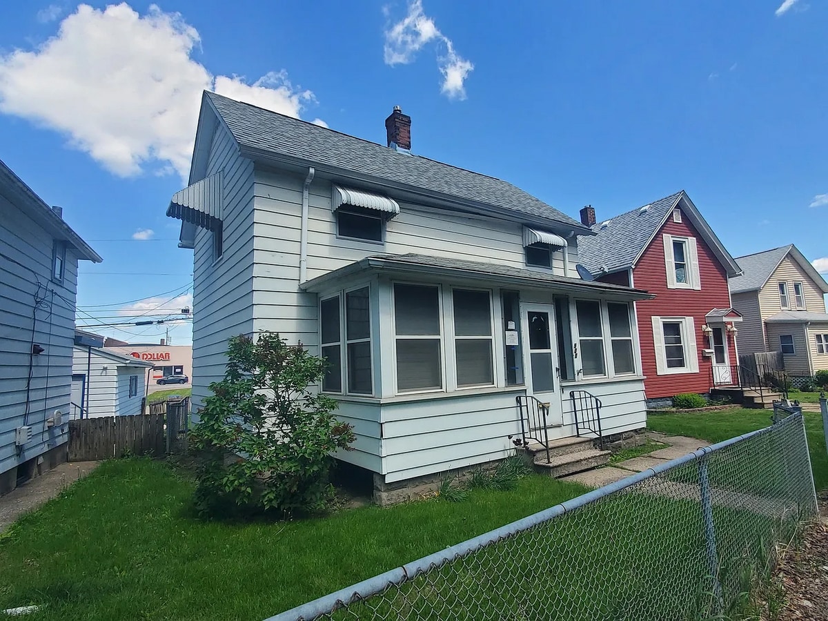 Comfy East Moline Home With Garage and Basement Space - Comfy East Moline Home With Garage and Basement Space