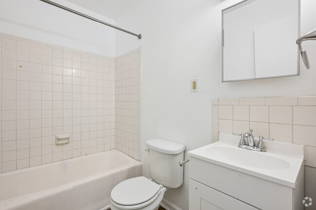 2BR, 1BA - 795SF - Bathroom