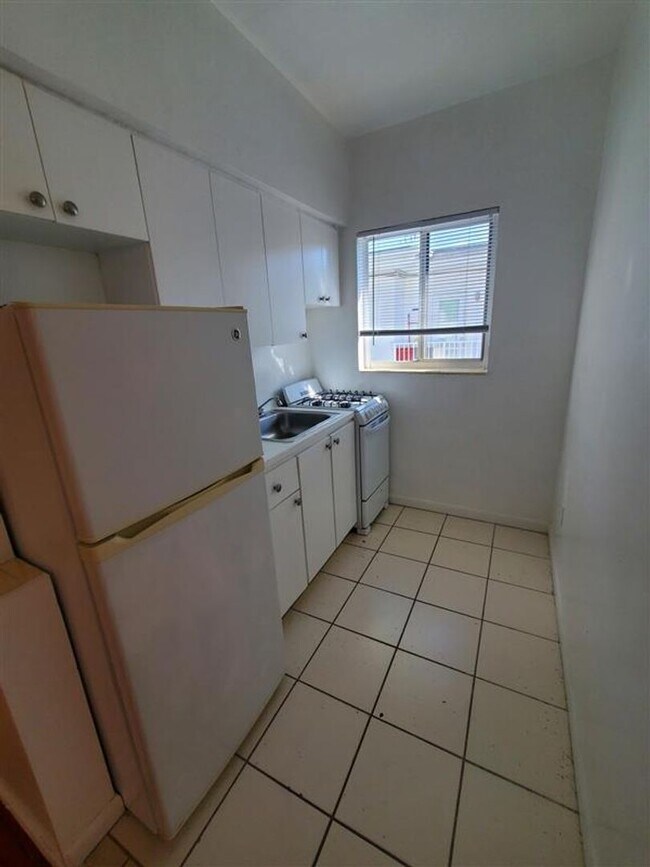 965-975 Biarritz Drive