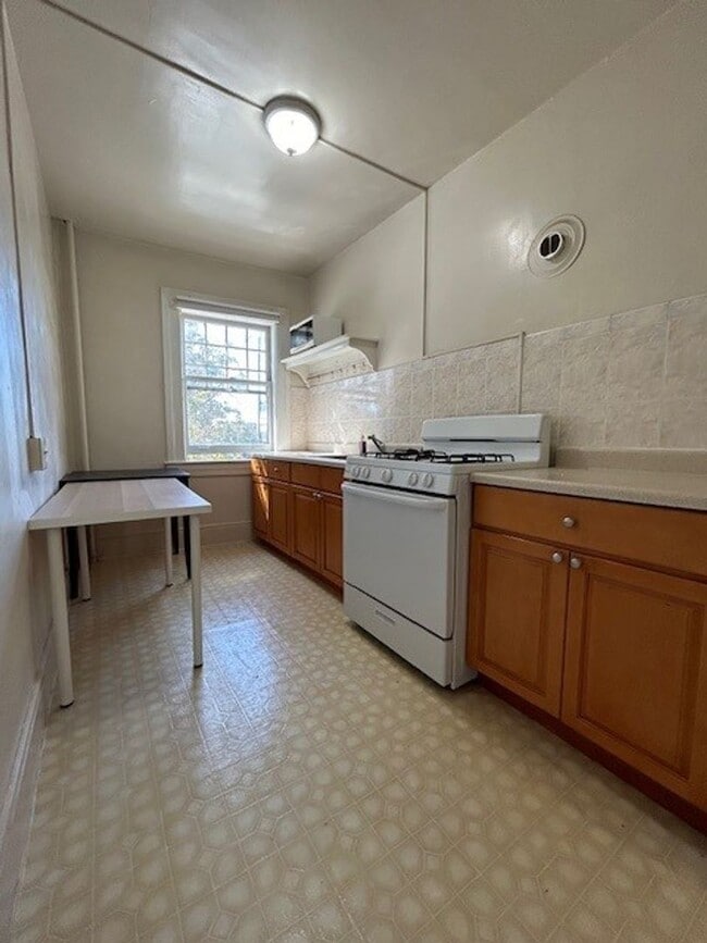 Photo - Spacious, Studio , One Bath Unit. Unidad 3