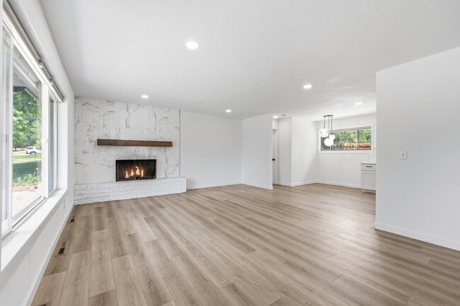 Building Photo - $2,595.95 - 3 Bed/2 Bath Home in Colorado Springs with Large backyard.
