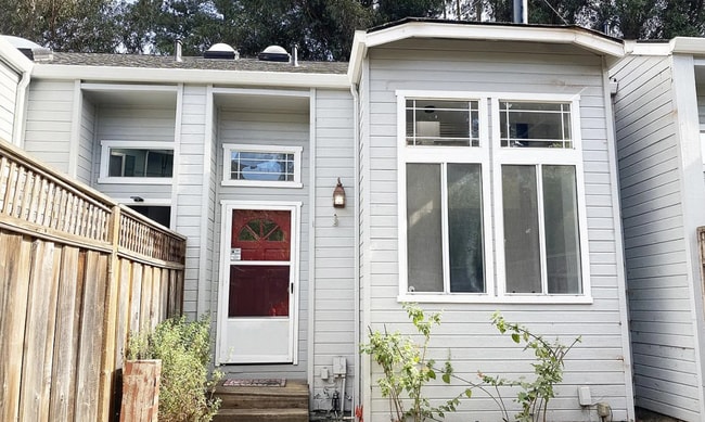 Bright & Spacious 2BR Townhome / Prime San... - Bright & Spacious 2BR Townhome / Prime San...