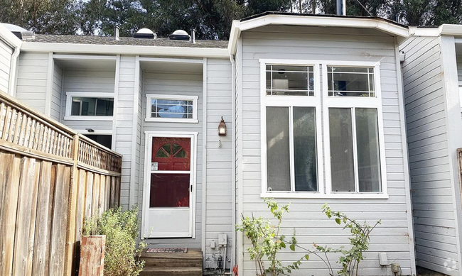 Building Photo - Bright & Spacious 2BR Townhome / Prime San...