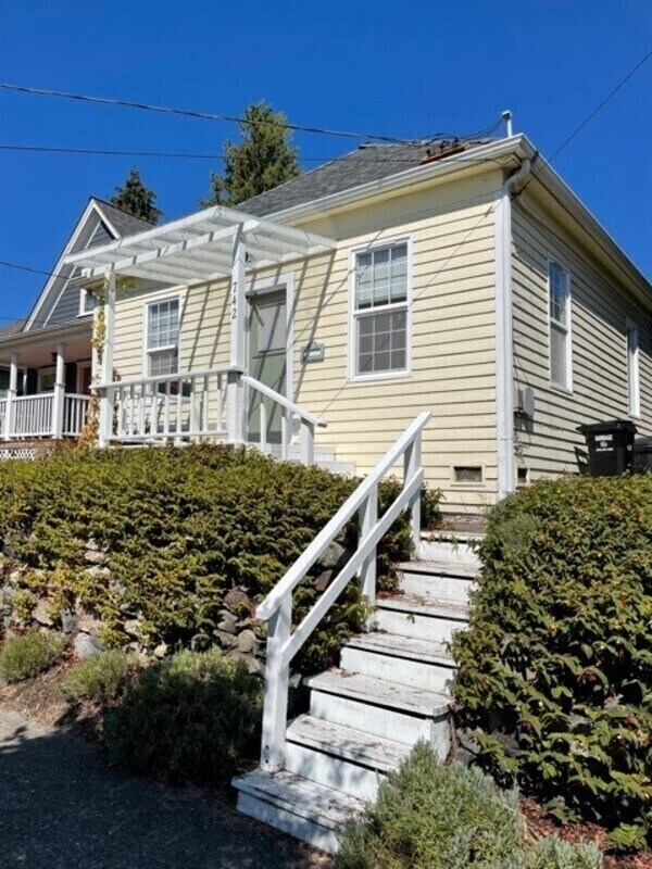 Photo - 742 N 71st St