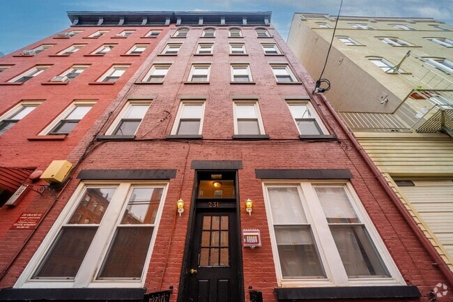 Building Photo - 231 Grand St Unit 5R Rental