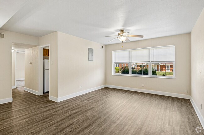 1BR, 1BA - 637SF - Living Room