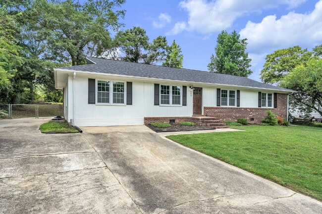 Photo - Beautiful 5 Bedroom 3 Bathroom Retreat with Fenced Backyard $2,200/mo rent Unidad A
