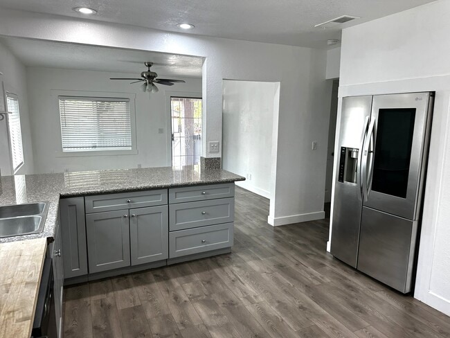 Photo - 1532 N Calaveras St