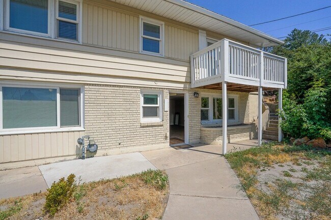 Photo - 696 N Center St